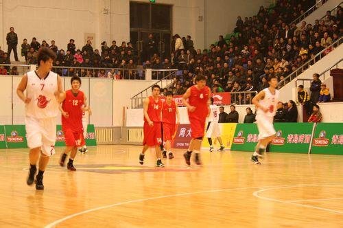 默特萨克、于大宝观战梅州U15vs浙江U15，并与小球员互动